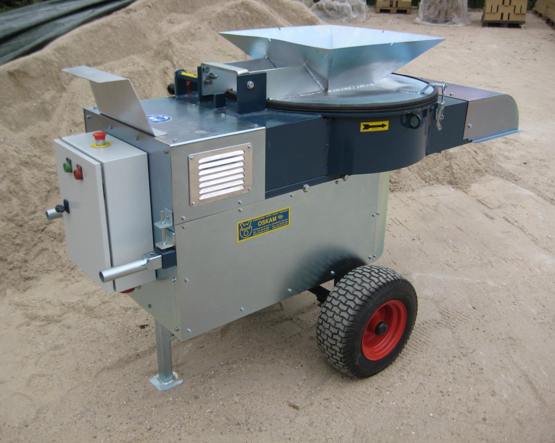Energy efficient grinder 11 kW for grinding raw materials. With exchangeable strainer