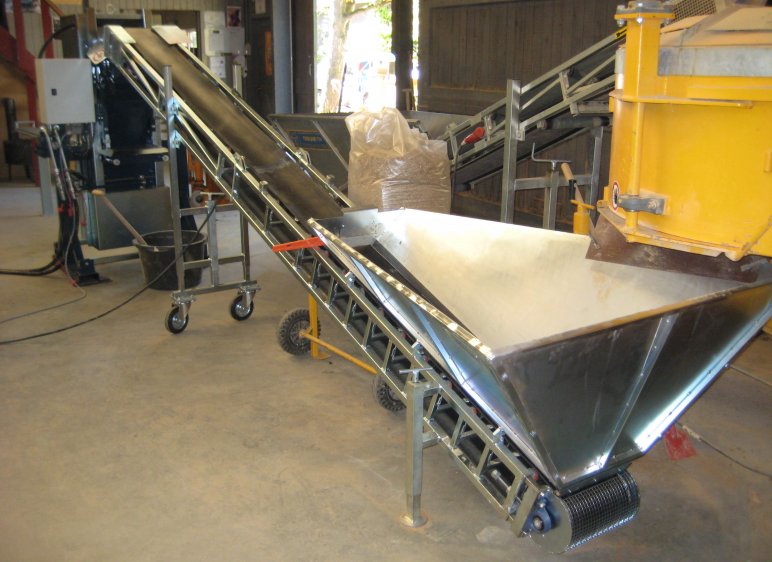 The conveyor belts can be used for soil, sand, fibers, agricultural products, etc.
