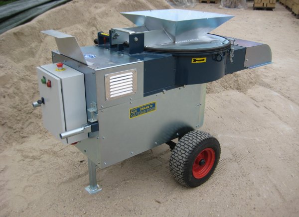 Energy efficient Grinding machine11 kW for grinding raw materials. With exchangeable strainer