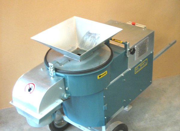 Energy efficient pulverizer 7.5 kW for grinding raw materials. With exchangeable strainer