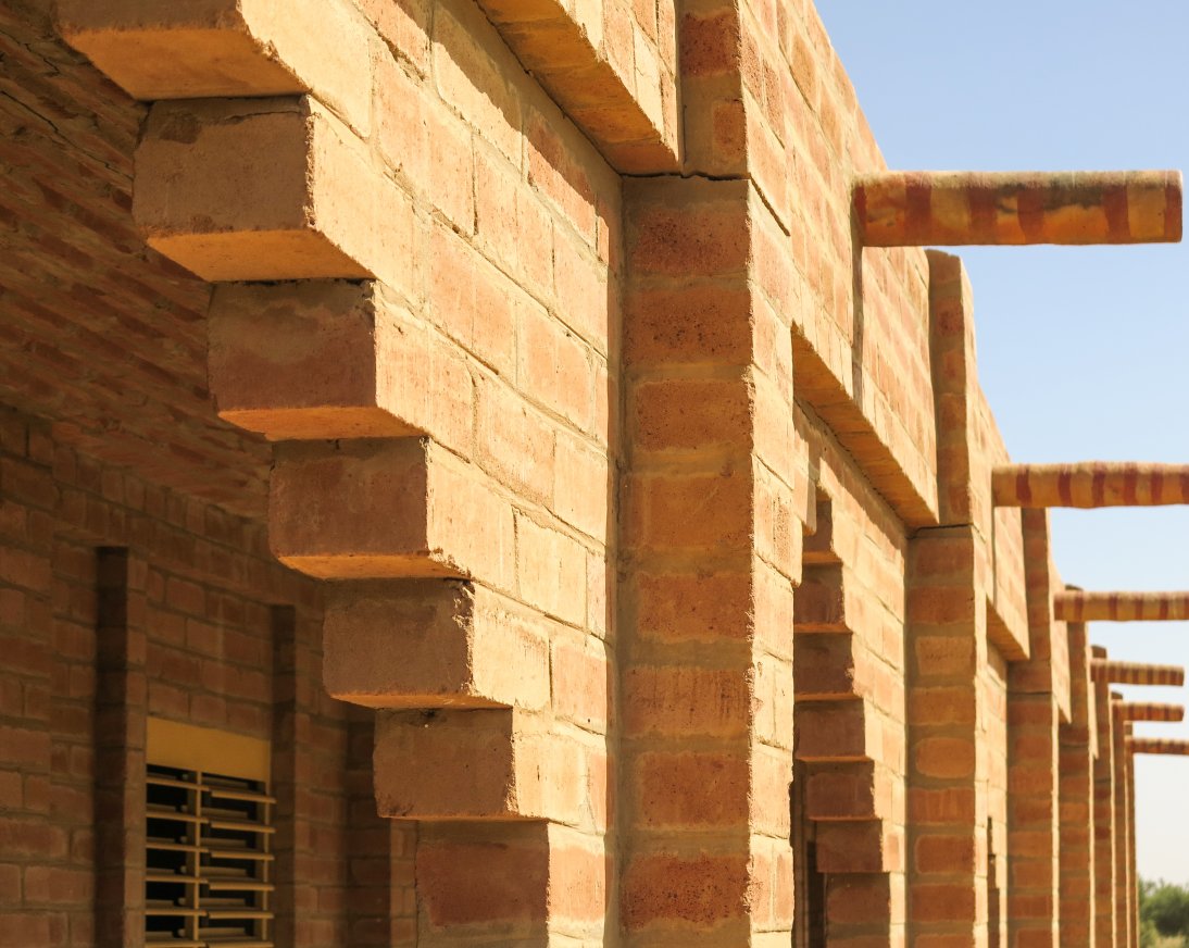 un ejemplo de un edificio hecho con bloques de tierra comprimida, el edificio es robusto y acumula calor