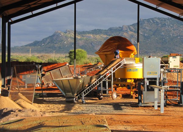 Une machine à blocs de terre comprimée avec 6 bandes transporteuses, un concasseur, un système de dosage par pulvérisation et un mélangeur mobile