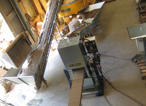 Hier zie je de Compressed earth block machine half automatich in de werkplaats van oskam v/f in Lekkerkerk.
