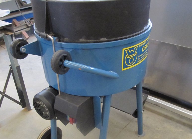 Rotor mixer for easy mixing of clay plaster with short straw, 100 liters / 60% mixing capacity. 2.2
