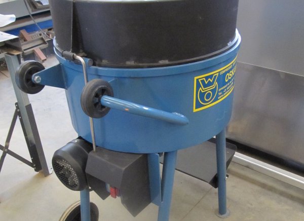 Mélangeur à rotor pour un mélange facile du plâtre d'argile avec une paille courte, 100 litres / 60% de capacité de mélange. 2.2