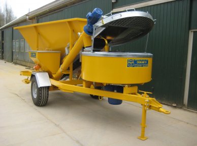Mobile automatic mixer 800 liters for cement, lime or clay transport. Automatic dosing system with electrical connections to connect conveyor belts for soil, sand, water, straw and cement or lime. Capacity of 32 tons per day. Spraying installation 3m3 funnel with conveyor belt for powdery soil. Mounted on 2 wheels.