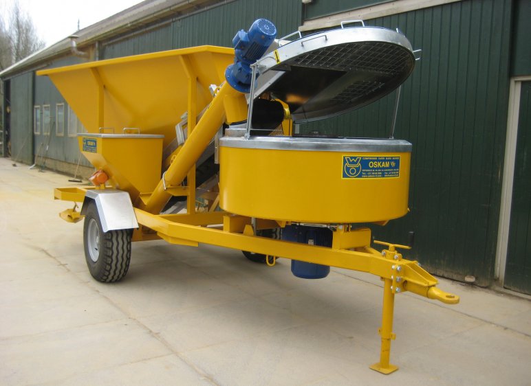 Mobile automatic mixer 800 liters for cement, lime or clay transport. Automatic dosing system with electrical connections to connect conveyor belts for soil, sand, water, straw and cement or lime. Capacity of 32 tons per day. Spraying installation 3m3 funnel with conveyor belt for powdery soil. Mounted on 2 wheels.